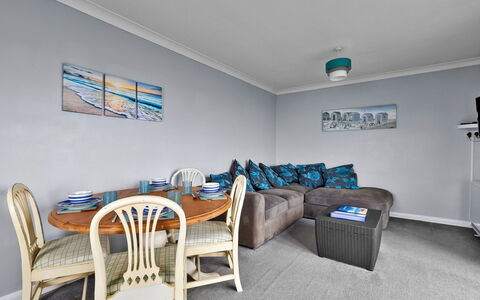 Sea Thrift at Widemouth Bay: Pavimentazione, Interior Design, Pavimento, Mobilia, Soffitto, Camera, Appartamento, Soggiorno, Divano
