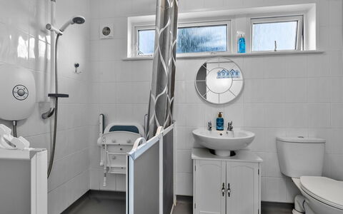 Sea Thrift at Widemouth Bay: Interior Design, Idraulico Fixture, Pavimentazione, Pavimento, Lavello, Idraulico, Camera, Rubinetto, Bagno, Piastrella