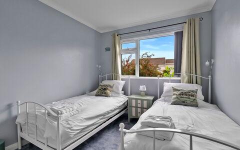 Sea Thrift at Widemouth Bay: Camera Da Letto, Interior Design, Letto, Bedding, Pavimento, Pavimentazione, Soffitto, Mobilia, Lenzuolo, Appartamento