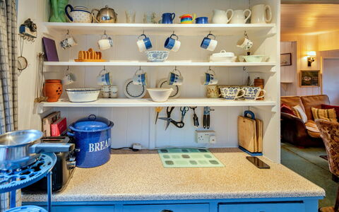 Millook Water: Blu, Mobilia, Mensola, Scaffalature, Interior Design, Legna, Cucina, Illuminazione, Tavola, Cabinetry