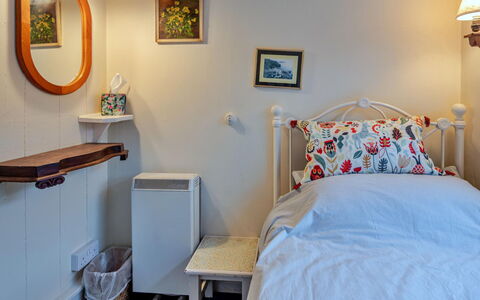 Millook Water: Mobilia, Interior Design, Parete, Camera Da Letto, Letto, Lenzuolo, Bedding, Camera, Tessile, Illuminazione