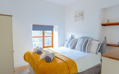 Rosemary Cottage at Widemouth Bay: Parete, Interior Design, Mobilia, Legna, Pavimento, Letto, Camera Da Letto, Pavimentazione, Lenzuolo, Casa