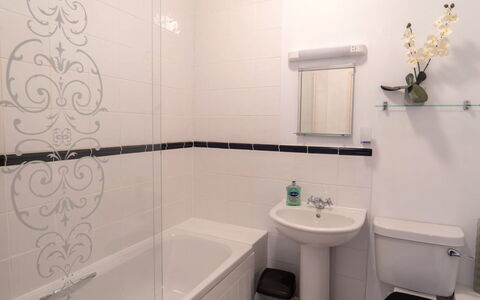 Rosemary Cottage at Widemouth Bay: Bagno, Idraulico Fixture, Interior Design, Lavello, Pavimentazione, Rubinetto, Lavandino Del Bagno, Pavimento, Idraulico, Gabinetto