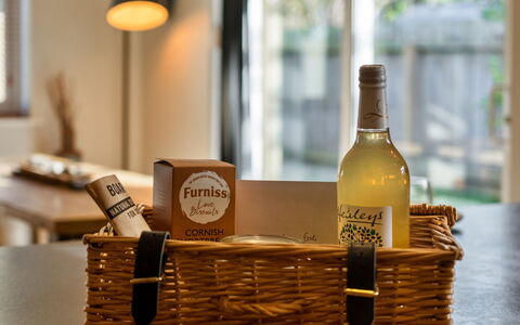 Gwelmor: Bottiglia, Cestino, Di Vimini, Bottiglia Di Vetro, Bicchieri, Vino, Bottiglia Di Vino, Barware
