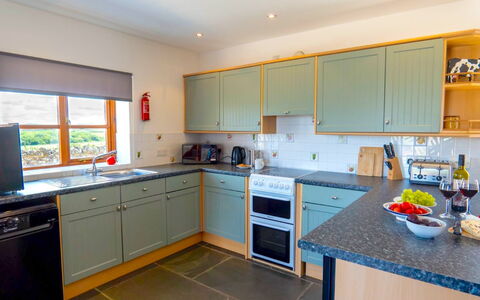 Olive Tree at Widemouth Bay: Cucina, Elettrodomestico Da Cucina, Controsoffitto, Cabinetry, Apparecchio Major, Interior Design, Pavimentazione, Legna, Elettrodomestico, Cucina Stufa