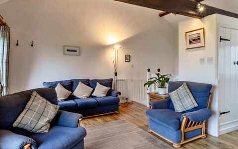 Barn, Quinceborough Farm: Mobilia, Interior Design, Divano, Legna, Pavimentazione, Pavimento, Camera, Soffitto, Soggiorno, Casa