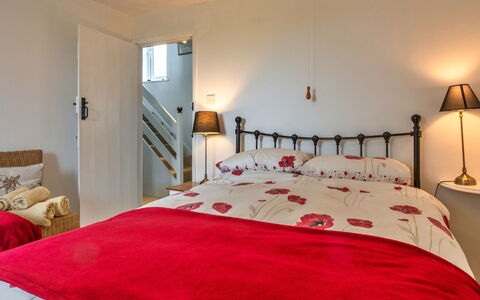 Barn, Quinceborough Farm: Letto, Mobilia, Camera Da Letto, Bedding, Lenzuolo, Interior Design, Parete, Legna, Camera, Biancheria