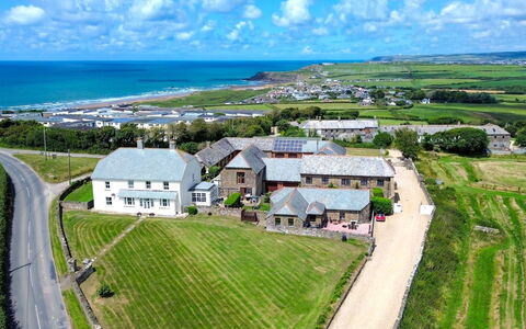 Fields Barn at Widemouth Bay: Zona Residenziale, Casa, Paesaggio, Casa, Plain, Estate, Lotto, Area Rurale, Insediamento Umano, Visione Globale