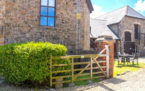 Fields Barn at Widemouth Bay: Villetta, Casa, Porta, Area Rurale, Groundcover, Estate, Agriturismo, Giardino, Prato