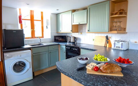 Fields Barn at Widemouth Bay: Elettrodomestico Da Cucina, Cucina, Controsoffitto, Apparecchio Major, Interior Design, Cabinetry, Pavimentazione, Mobilia, Cucina Stufa, Stufa