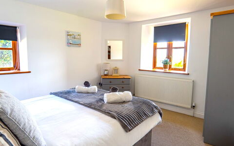 Fields Barn at Widemouth Bay: Mobilia, Parete, Interior Design, Legna, Letto, Pavimentazione, Camera Da Letto, Pavimento, Casa, Lenzuolo
