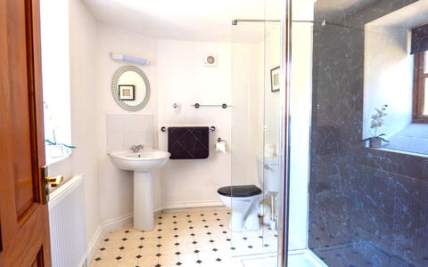 Fields Barn at Widemouth Bay: Bagno, Pavimentazione, Idraulico Fixture, Pavimento, Interior Design, Parete, Rubinetto, Idraulico, Lavandino Del Bagno, Lavello