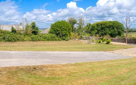 Fields Barn at Widemouth Bay: Cielo, Giorno, Erba, Nube, Plain, Pascolo, Lotto, Area Rurale, Prato, Cumulo