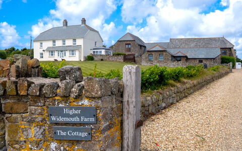Fields Barn at Widemouth Bay: Cielo, Nube, Casa, Villetta, Plain, Area Rurale, Casa, Lotto, Tetto, Estate
