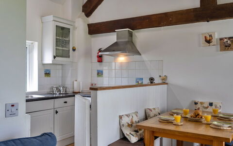 Mucklow, Quinceborough Farm: Mobilia, Cucina, Pavimentazione, Interior Design, Controsoffitto, Parete, Cabinetry, Legna, Pavimento, Soffitto