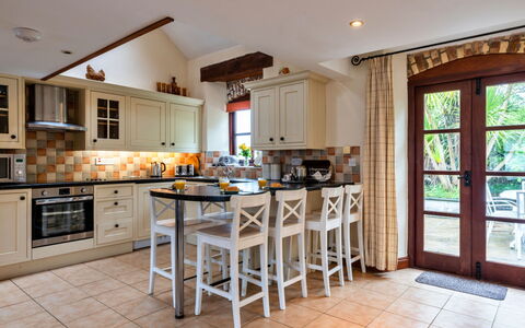 Goose, Quinceborough Farm: Mobilia, Interior Design, Cucina, Pavimentazione, Controsoffitto, Cabinetry, Legna, Lampada, Pavimento, Sedia