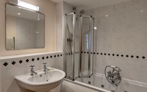 Goose, Quinceborough Farm: Bagno, Idraulico Fixture, Interior Design, Pavimentazione, Pavimento, Rubinetto, Lavello, Vasca Da Bagno, Idraulico, Camera
