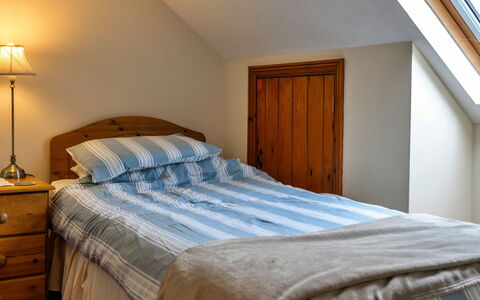 Goose, Quinceborough Farm: Letto, Camera Da Letto, Bedding, Mobilia, Lenzuolo, Legna, Interior Design, Pavimentazione, Pavimento, Biancheria