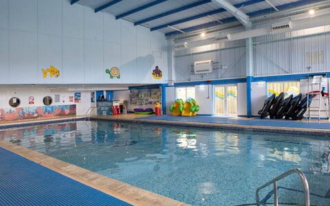 Pine Forest Lodge: Piscina, Centro Ricreativo, Ricorrere, Hotel, Resort Citta '