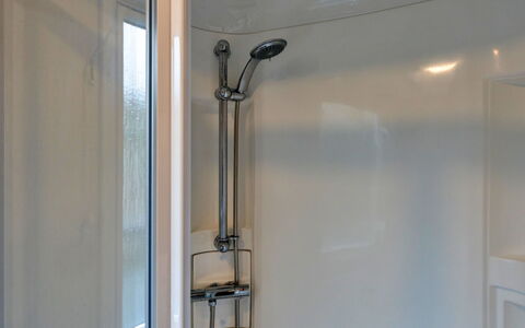 Pine Forest Lodge: Parete, Idraulico Fixture, Interior Design, Idraulico, Bicchiere, Bagno, Rubinetto, Pannello Doccia, Soffione Doccia