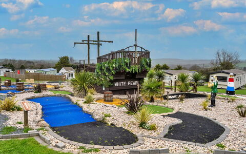 Pine Forest Lodge: Prato, Giardino, Landscaping, Erba Sintetica, Cortile, Parco