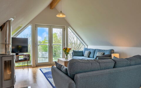 Tregirls: Legna, Mobilia, Pavimentazione, Interior Design, Casa, Soffitto, Sedia, Soggiorno, Latifoglie, Color Legno