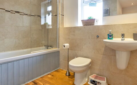 Tregirls: Bagno, Pavimentazione, Pavimento, Idraulico Fixture, Parete, Vasca Da Bagno, Interior Design, Gabinetto, Toilet Seat, Idraulico