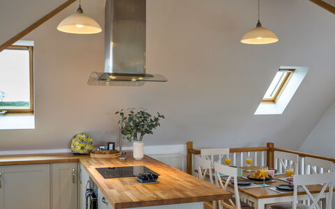 Tregirls: Mobilia, Interior Design, Pavimentazione, Legna, Soffitto, Pavimento, Lampada, Cucina, Controsoffitto, Camera