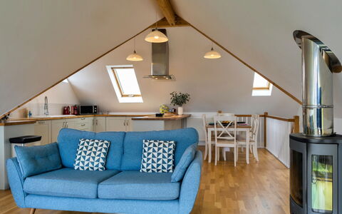 Tregirls: Mobilia, Interior Design, Pavimentazione, Pavimento, Legna, Soffitto, Camera, Sedia, Illuminazione, Soggiorno