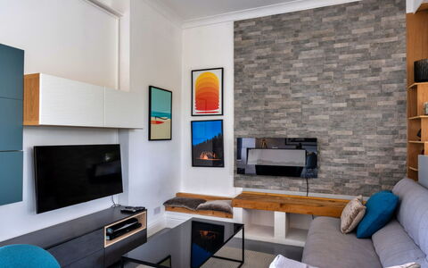 Three Gables: Mobilia, Interior Design, Pavimentazione, Parete, Divano, Televisione, Soggiorno, Pavimento, Legna, Soffitto