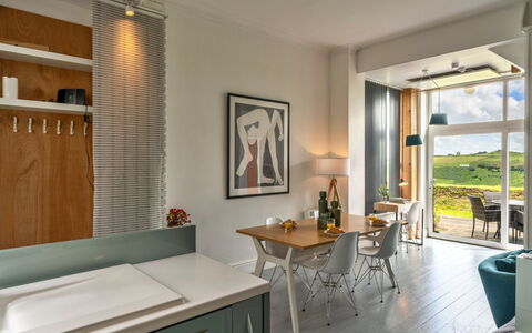 Three Gables: Mobilia, Interior Design, Pavimentazione, Cucina, Controsoffitto, Legna, Soffitto, Pavimento, Sedia, Illuminazione