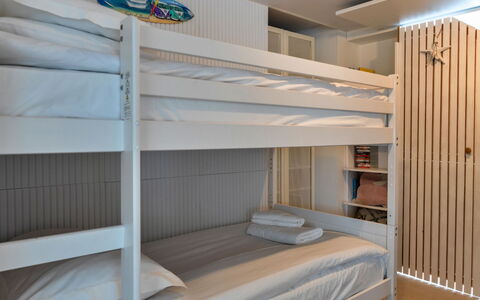 Three Gables: Camera Da Letto, Legna, Interior Design, Letto, Letto A Castello, Soffitto, Pavimentazione, Pavimento, Mobilia, Lenzuolo