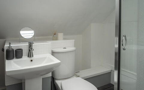 Three Gables: Bagno, Lavandino Del Bagno, Idraulico Fixture, Lavello, Toilet Seat, Parete, Gabinetto, Pavimentazione, Interior Design, Pavimento