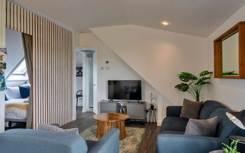 Sea 2: Mobilia, Interior Design, Pavimentazione, Pavimento, Parete, Divano, Legna, Soffitto, Camera, Soggiorno
