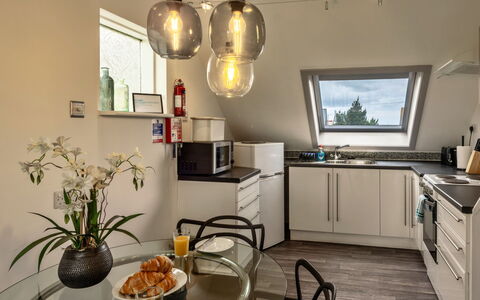 Sea 2: Interior Design, Mobilia, Soffitto, Lampada, Legna, Pavimentazione, Illuminazione, Cucina, Controsoffitto, Casa