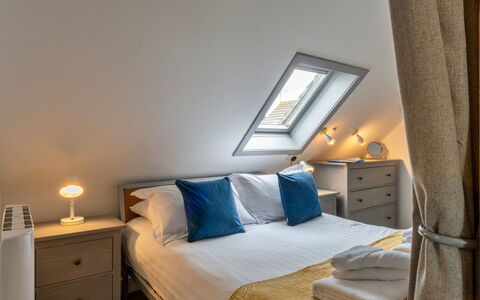 Sea 2: Letto, Interior Design, Mobilia, Camera Da Letto, Legna, Lenzuolo, Pavimento, Bedding, Pavimentazione, Soffitto