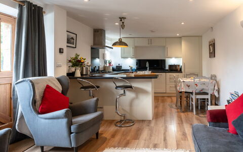 The Hayloft: Mobilia, Interior Design, Pavimentazione, Legna, Pavimento, Soffitto, Sedia, Camera, Tavolo, Soggiorno