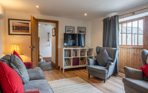 The Hayloft: Mobilia, Interior Design, Divano, Pavimentazione, Parete, Pavimento, Legna, Camera, Soggiorno, Soffitto