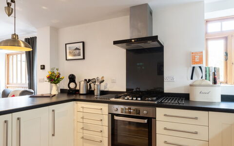 The Hayloft: Cucina, Elettrodomestico Da Cucina, Controsoffitto, Cucina Stufa, Apparecchio Major, Stufa, Stufa A Gas, Interior Design, Elettrodomestico, Mobilia