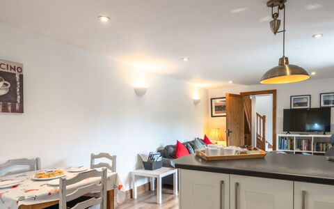 The Hayloft: Mobilia, Interior Design, Legna, Soffitto, Pavimentazione, Cucina, Camera, Pavimento, Illuminazione, Controsoffitto