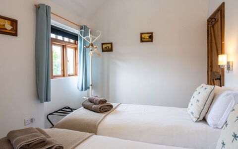 The Hayloft: Letto, Parete, Camera Da Letto, Legna, Interior Design, Mobilia, Lenzuolo, Bedding, Soffitto, Casa