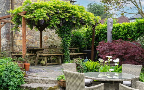Swallow Cottage: Arbusto, Giardino, Comunita 'Impianto, Shade, Mobili Da Esterno, Mobilia, Groundcover, Primavera, Tavolo Esterno