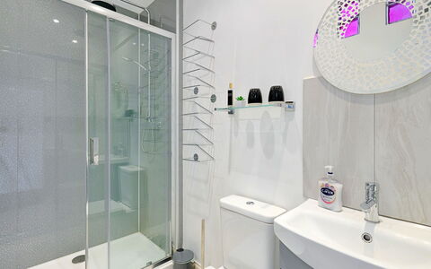 Lansdowne: Bagno, Interior Design, Idraulico Fixture, Pavimentazione, Pavimento, Gabinetto, Mobiletto Del Bagno, Idraulico, Rubinetto, Doccia