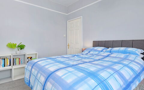 Lansdowne: Letto, Camera Da Letto, Bedding, Mobilia, Lenzuolo, Interior Design, Biancheria, Pavimento, Soffitto, Pavimentazione