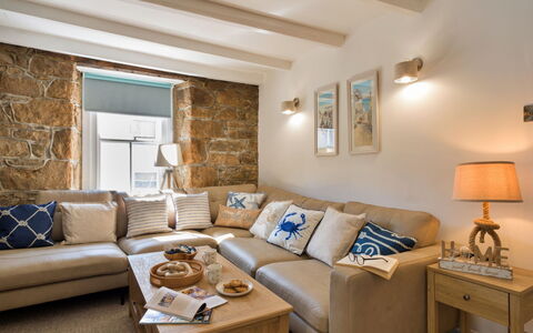 St. Ives 636: Mobilia, Interior Design, Divano, Pavimentazione, Pavimento, Camera, Soffitto, Soggiorno, Illuminazione, Appartamento