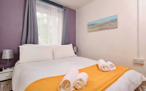 St. Ives 637: Letto, Camera Da Letto, Interior Design, Lenzuolo, Bedding, Biancheria, Mobilia, Pavimento, Camera, Telaio Del Letto