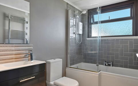 Michel: Bagno, Idraulico Fixture, Pavimentazione, Interior Design, Pavimento, Lavello, Idraulico, Rubinetto, Vasca Da Bagno, Piastrella