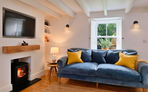 Millstone Cottage: Mobilia, Interior Design, Divano, Legna, Pavimentazione, Soggiorno, Pavimento, Lancia Cuscino, Illuminazione, Casa