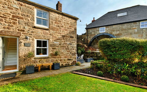 Millstone Cottage: Arbusto, Brick, Villetta, Porta, Muratura, Muro ​​Di Pietra, Giardino, Estate, Driveway