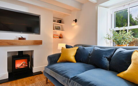 Millstone Cottage: Mobilia, Interior Design, Parete, Divano, Pavimentazione, Legna, Soggiorno, Pavimento, Camera, Illuminazione